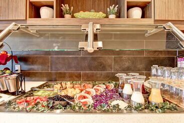 هتل Hilton Garden Inn Calgary Airport