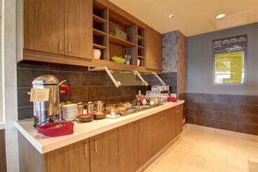 هتل Hilton Garden Inn Calgary Airport