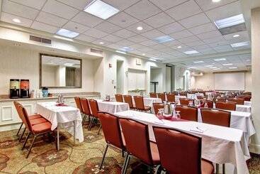 هتل Hilton Garden Inn Calgary Airport