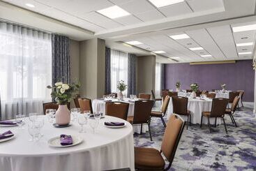 هتل Hilton Garden Inn Calgary Airport