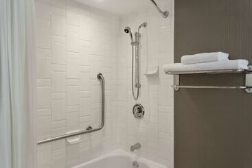 هتل Hilton Vancouver Airport
