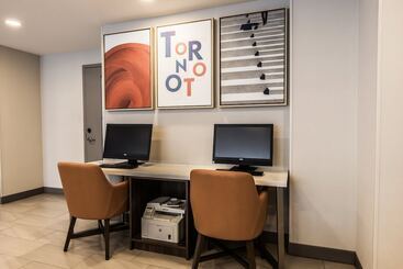هتل Holiday Inn Express Toronto North York, An Ihg