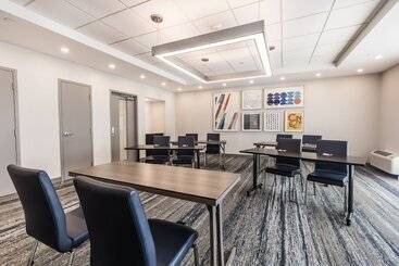هتل Holiday Inn Express Toronto North York, An Ihg