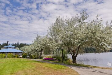 هتل Inn On Long Lake