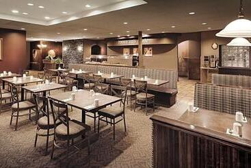 هتل Days Inn & Conference Centre By Wyndham Camrose Norsemen