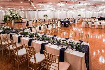 هتل Days Inn & Conference Centre By Wyndham Camrose Norsemen
