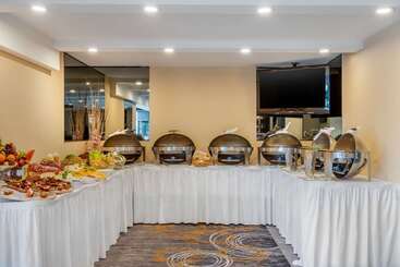 Quality Hotel Dorval Aeroport