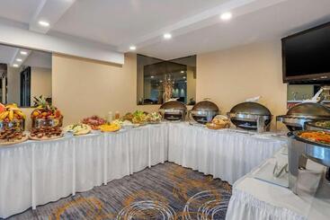 Quality Hotel Dorval Aeroport