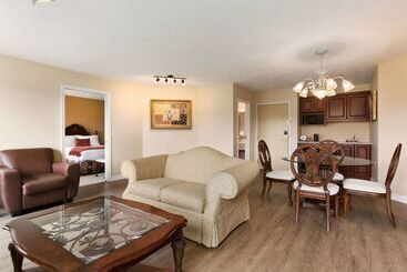 هتل Days Inn & Suites By Wyndham Moncton