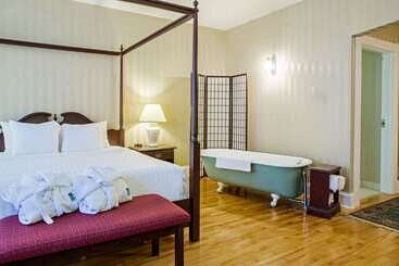 هتل Quality Inn & Suites Downtown