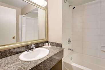 هتل Ramada By Wyndham Kamloops