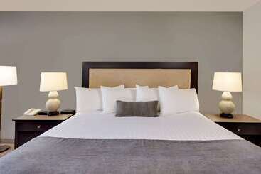 هتل Ramada By Wyndham Kamloops