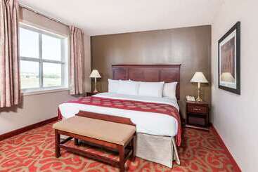 فندق Ramada By Wyndham Sherwood Park
