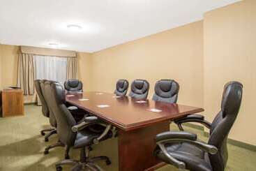 هتل Ramada By Wyndham Williams Lake