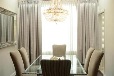 ホテル Rosellen Suites At Stanley Park