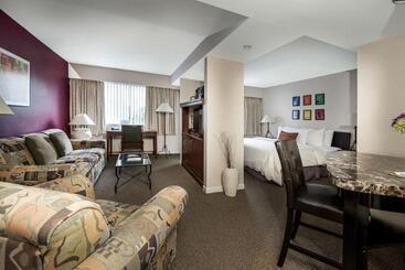 ホテル Rosellen Suites At Stanley Park