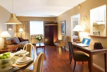 ホテル Rosellen Suites At Stanley Park
