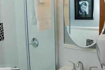 ホテル Rosellen Suites At Stanley Park