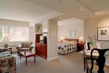ホテル Rosellen Suites At Stanley Park
