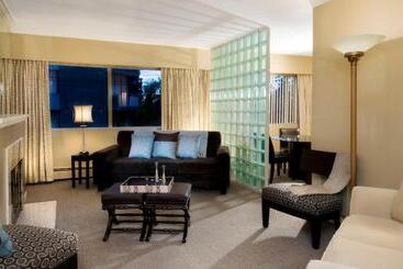 ホテル Rosellen Suites At Stanley Park