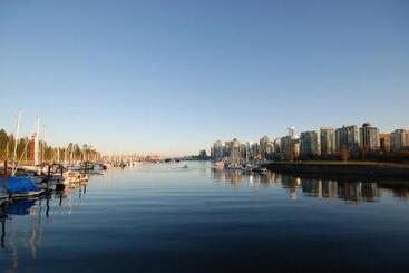 ホテル Rosellen Suites At Stanley Park