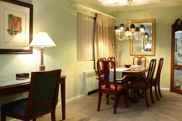 ホテル Rosellen Suites At Stanley Park
