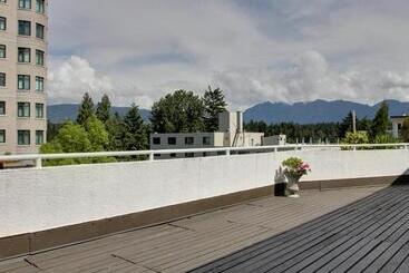 ホテル Rosellen Suites At Stanley Park