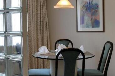 ホテル Rosellen Suites At Stanley Park