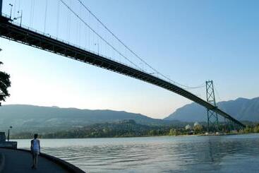 ホテル Rosellen Suites At Stanley Park