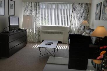 ホテル Rosellen Suites At Stanley Park