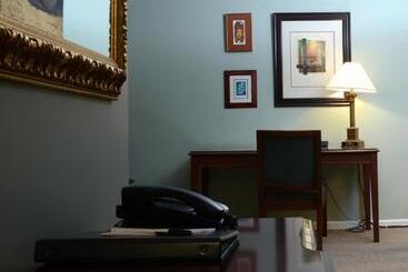 ホテル Rosellen Suites At Stanley Park