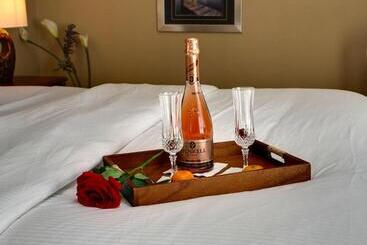 ホテル Rosellen Suites At Stanley Park