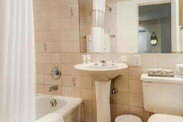 ホテル Rosellen Suites At Stanley Park