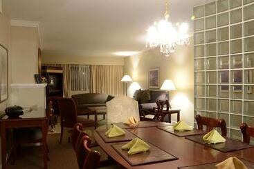 ホテル Rosellen Suites At Stanley Park