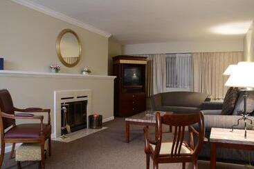ホテル Rosellen Suites At Stanley Park
