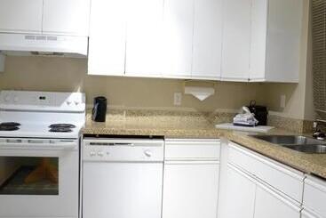 ホテル Rosellen Suites At Stanley Park