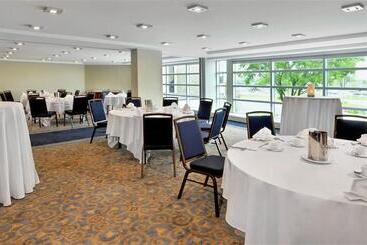 هتل Sheraton Montreal Airport
