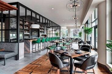 هتل Sheraton Suites Calgary Eau Claire