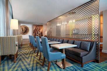 هتل Sheraton Suites Calgary Eau Claire