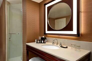 هتل Sheraton Suites Calgary Eau Claire
