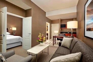 هتل Sheraton Suites Calgary Eau Claire