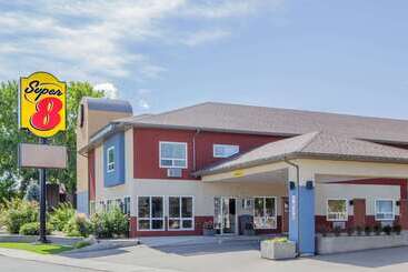هتل Super 8 By Wyndham Lethbridge