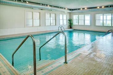 هتل The Loyalist Country Inn & Conference Centre