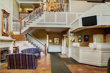 هتل The Loyalist Country Inn & Conference Centre
