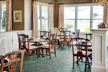 هتل The Loyalist Country Inn & Conference Centre