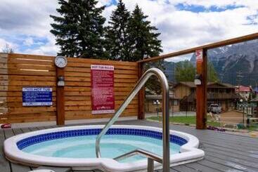 مُتل Rundle Mountain Lodge