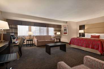 استراحتگاه Ramada Plaza By Wyndham Regina Downtown