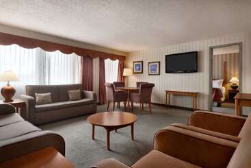 استراحتگاه Ramada Plaza By Wyndham Regina Downtown