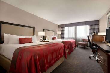 استراحتگاه Ramada Plaza By Wyndham Regina Downtown