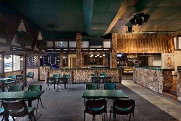 استراحتگاه Ramada Plaza By Wyndham Regina Downtown